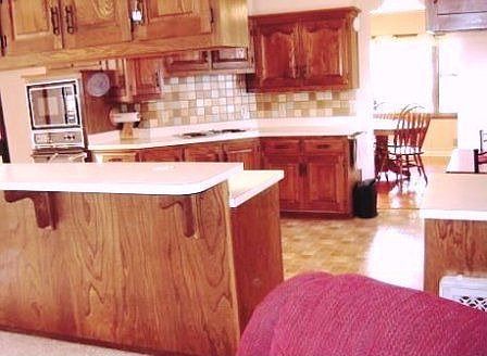 Open eat-in kitchen...good for entertaining