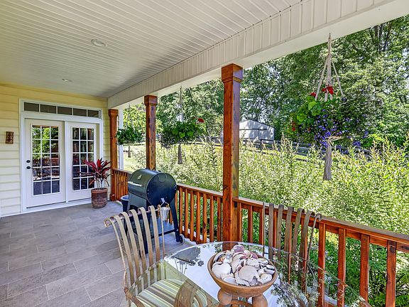 8th image of 157 Giles Ln