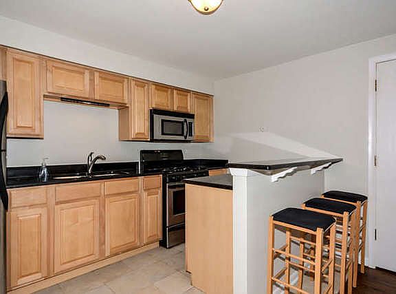 2nd image of 6822 N Northwest Hwy APT Gc