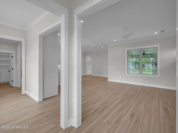 4th image of 104 Mission Park Dr