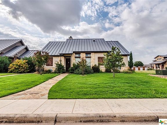 2nd image of 1712 Gruene Vineyard Xing