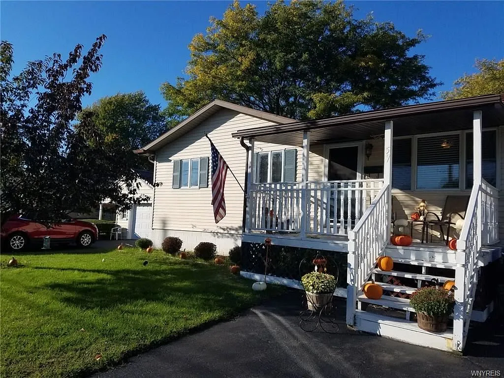 57 Nichols St photo 1