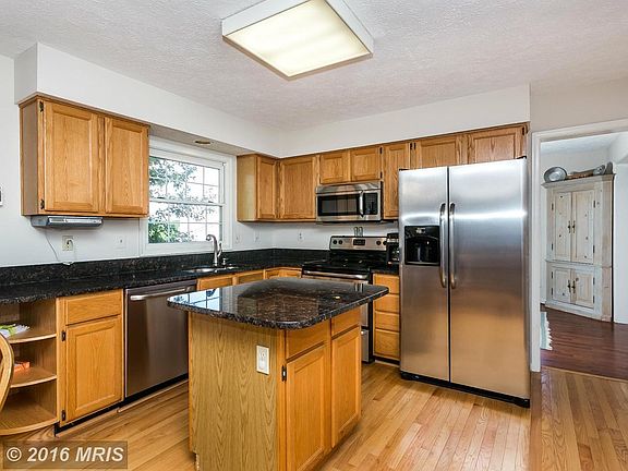 kitchen w hardwoods, granite, ss appliances
