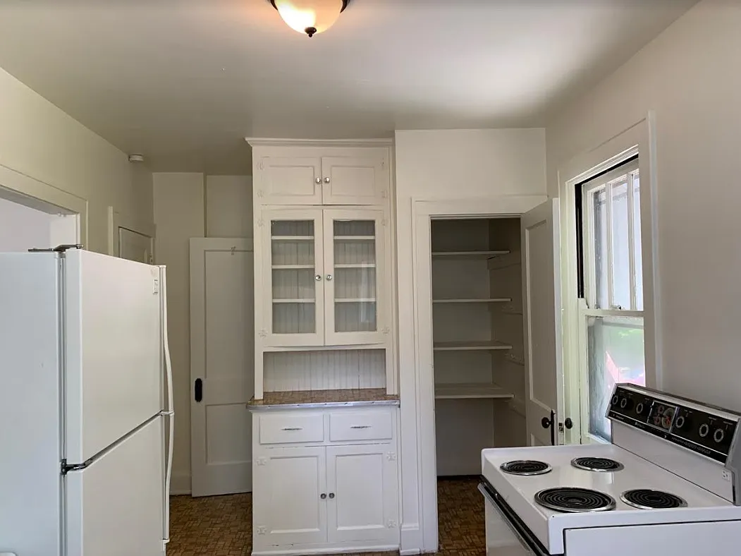 Large Apartment In Price Hill — Photo 2