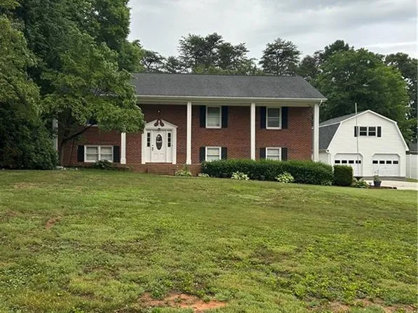 436 Forest Creek Dr, Winston Salem, NC 27107