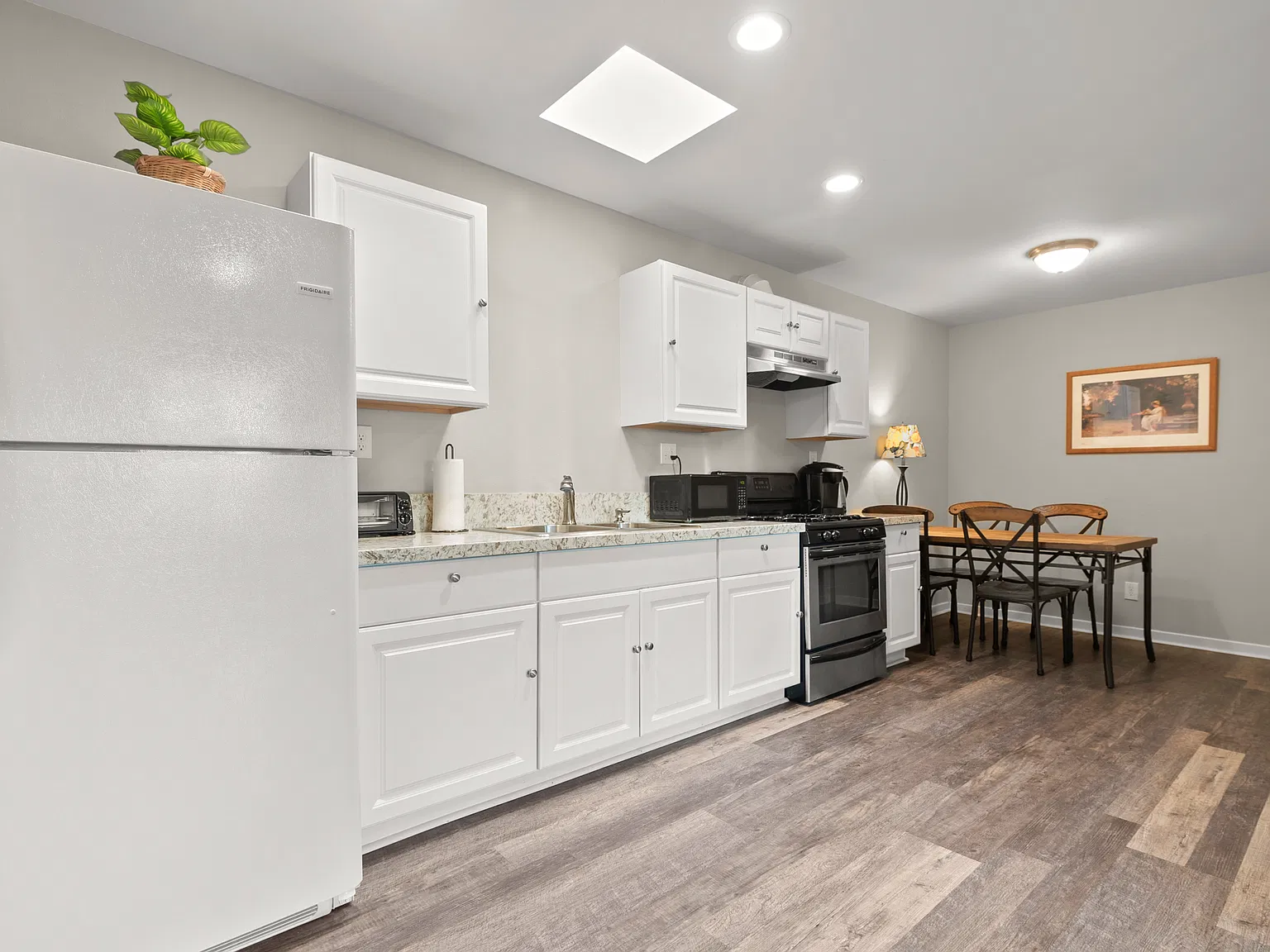 1 bed, 600 sqft, $2,400 — Photo 2