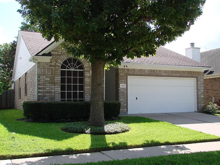 2910 Blue Dawn Dr — Photo 1