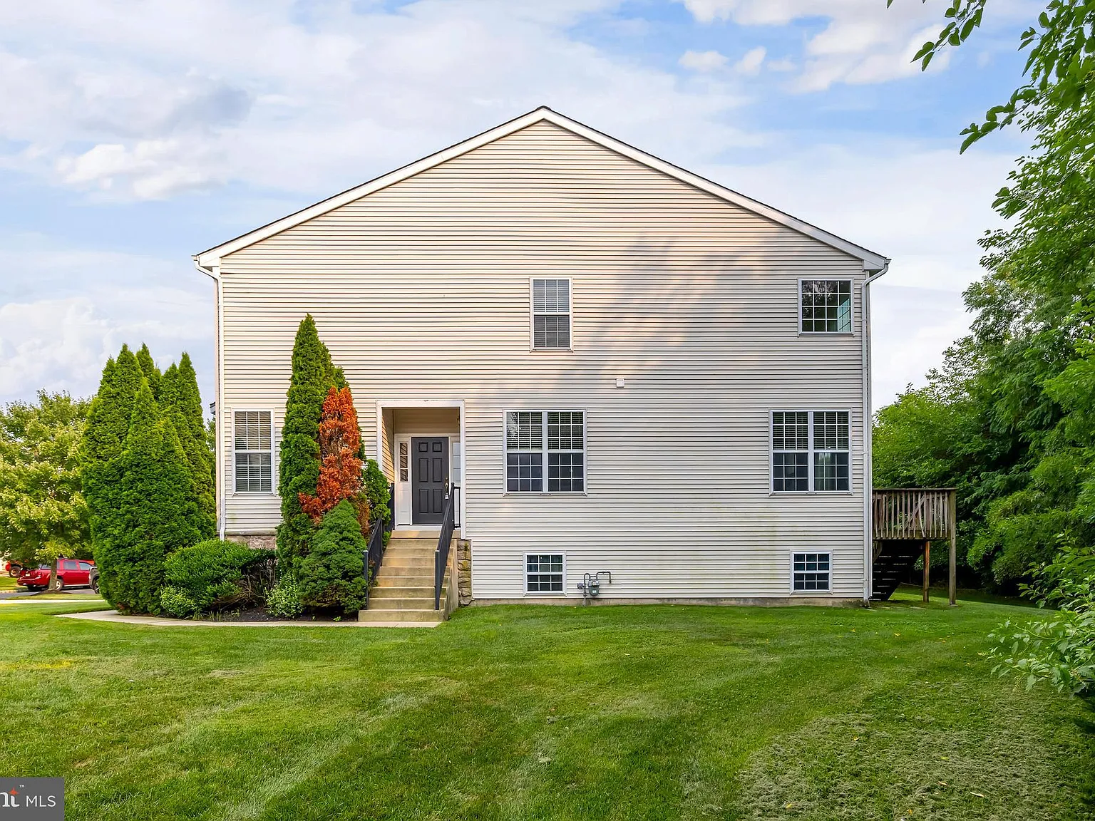 3 bed, 2.5 bath, 2430 sqft, $2,800 — Photo 3
