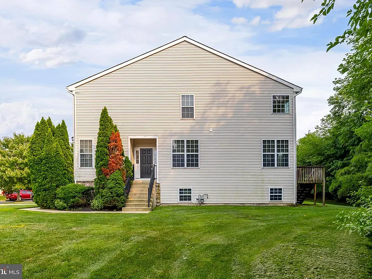1085 Buckingham Dr — Photo 3