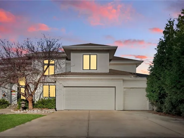 11273 S Lakecrest Dr, Olathe, KS 66061