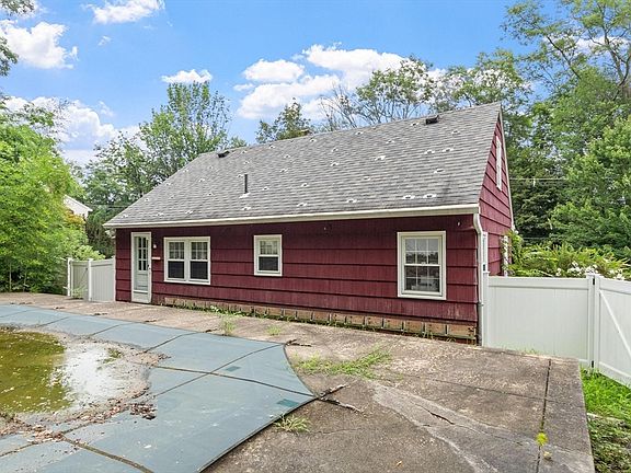 4th image of 225 Golden Hill Ave