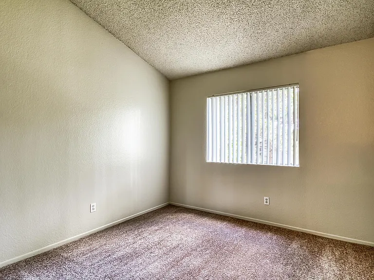 Harbor Pointe Apartments — Photo 15