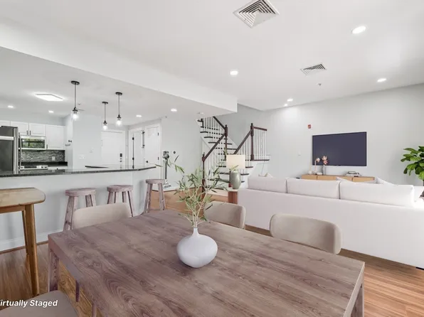 614 Pond St Unit 2104, Braintree, MA 02184