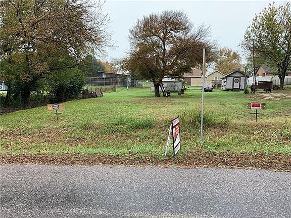 3rd image of 621 Hilltop Cir