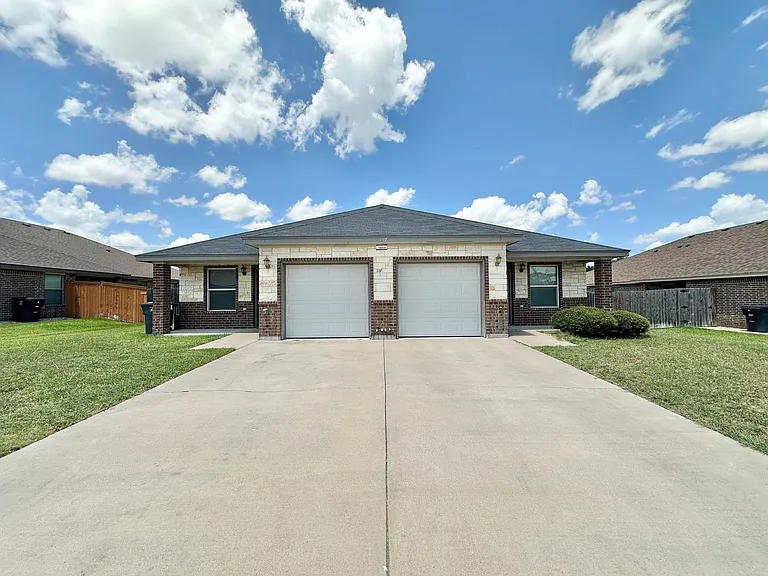 4507 Skyflower Ln — Photo 1