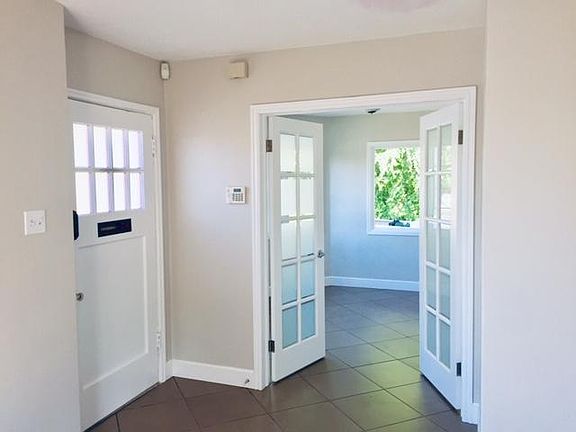 3rd image of 1742 E Holladay Blvd
