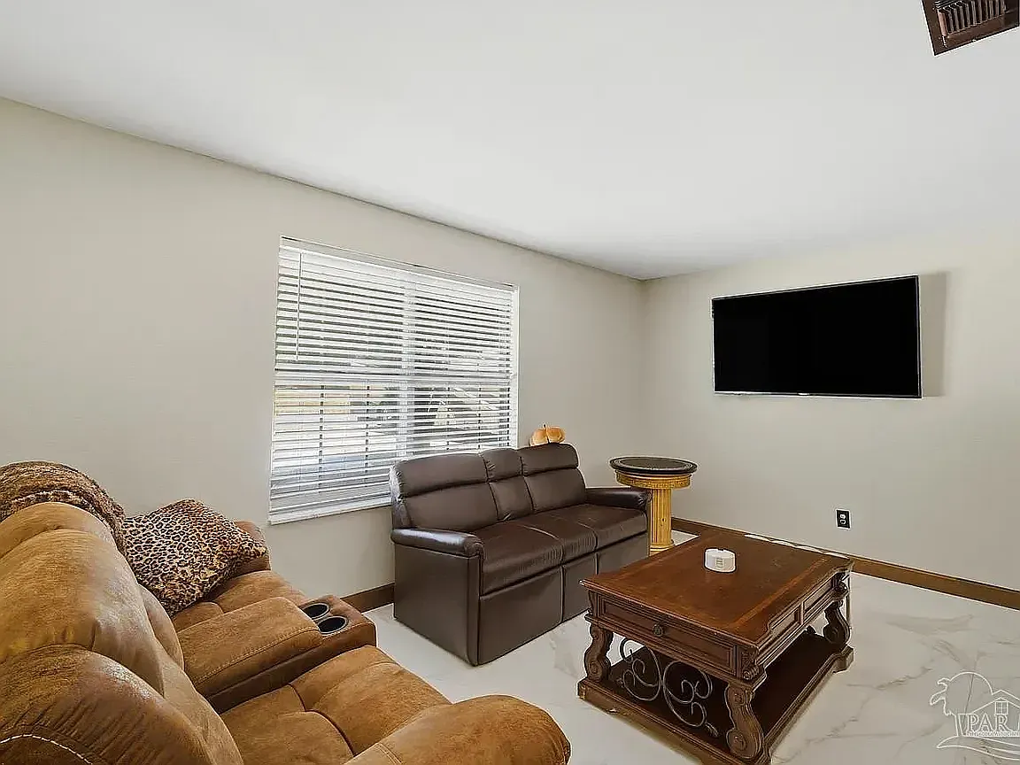 3 bed, 2.5 bath, 1941 sqft, $2,300 — Photo 4
