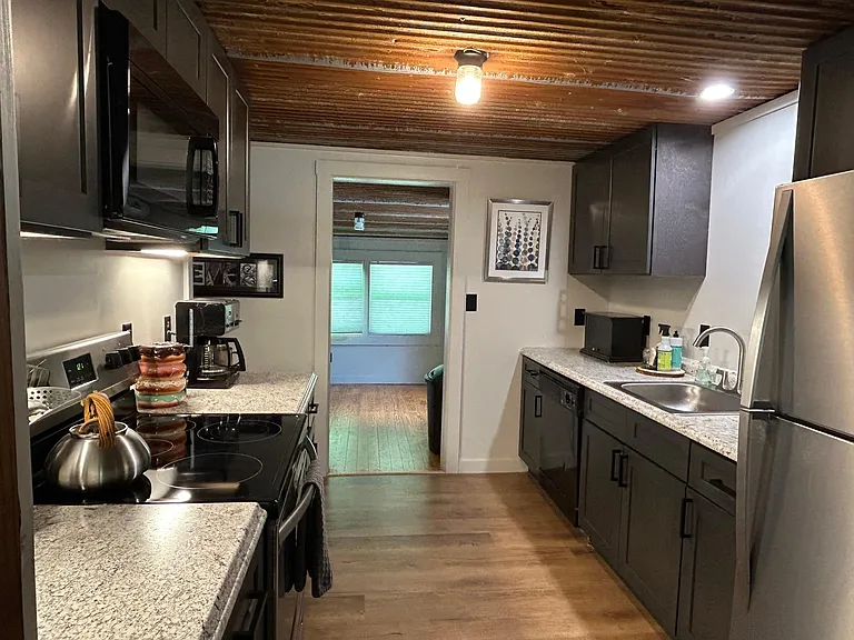 9587C Greenville Hwy — Photo 3