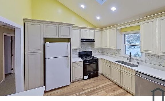 3rd image of 52 Rockefeller St Floor 2