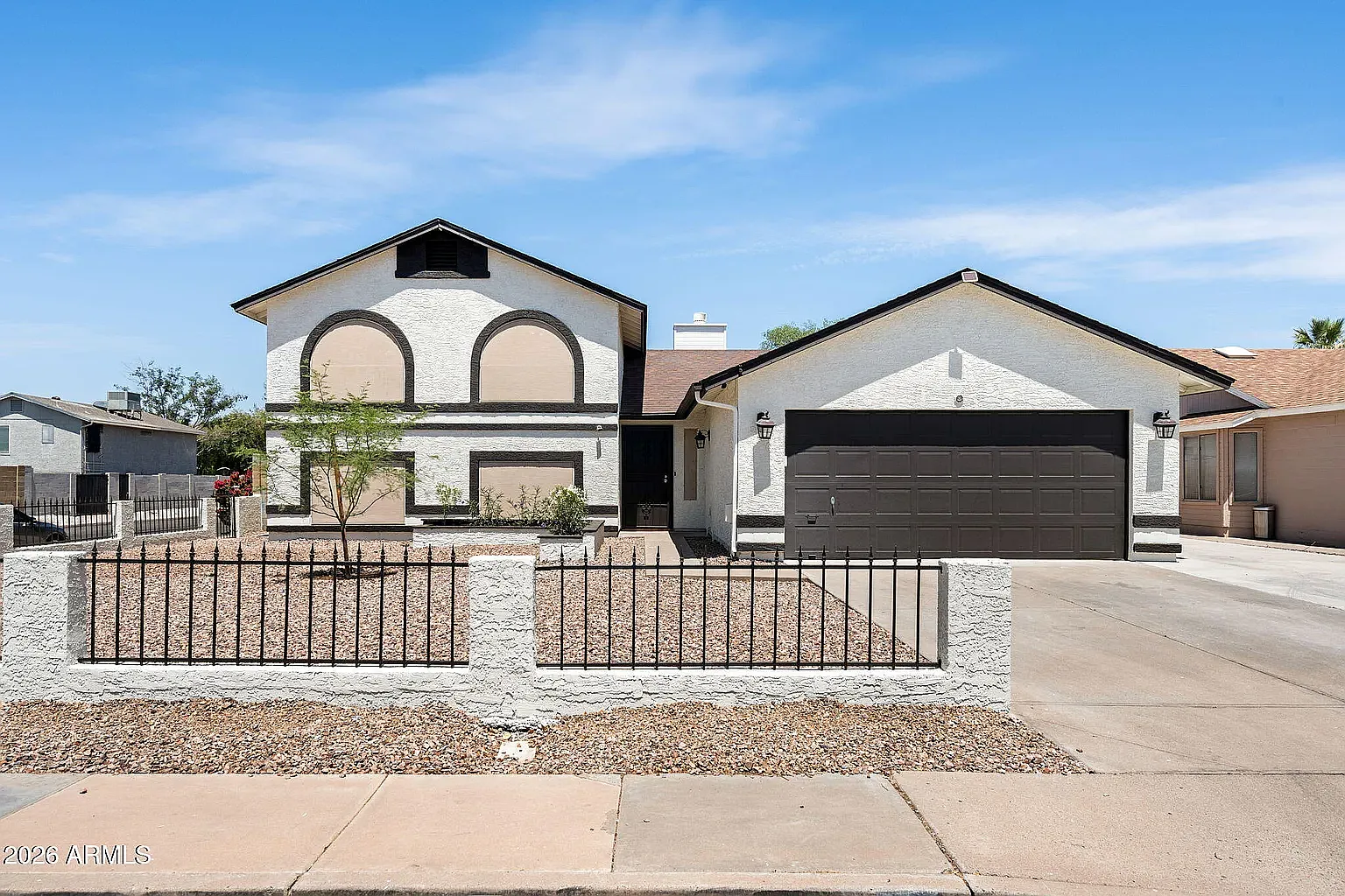 5 bed, 2400 sqft, $3,280 — Photo 2