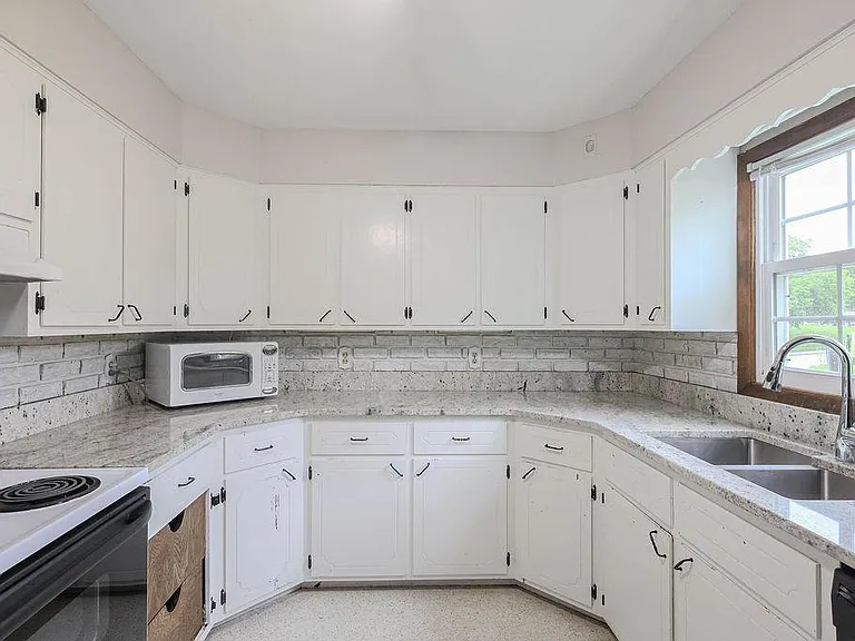 8209 Hillside Dr — Photo 18