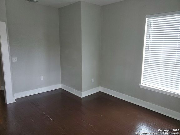 3rd image of 1006 W Gramercy Pl