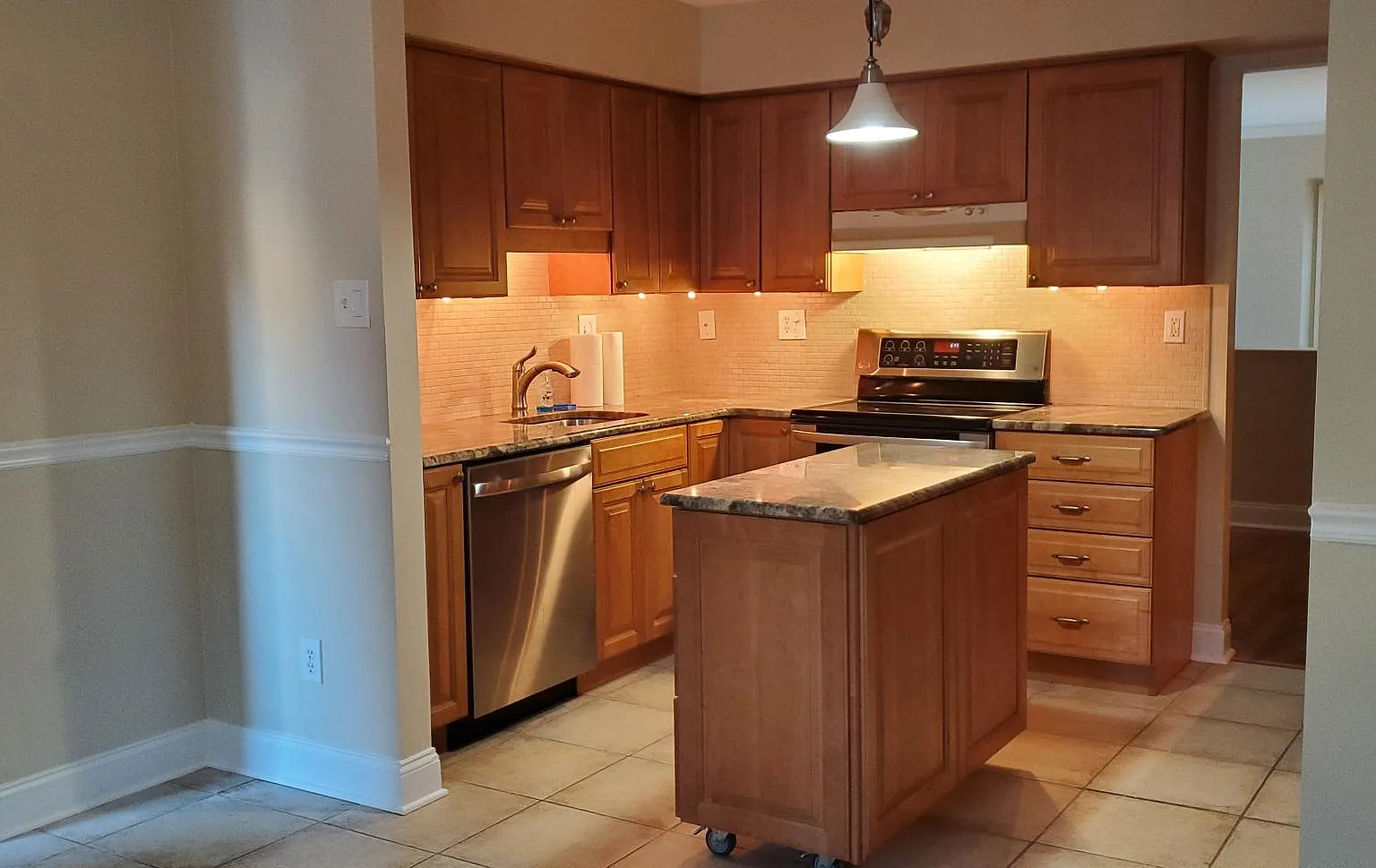 3 bed, 2.5 bath, 1644 sqft, $2,750 — Photo 2