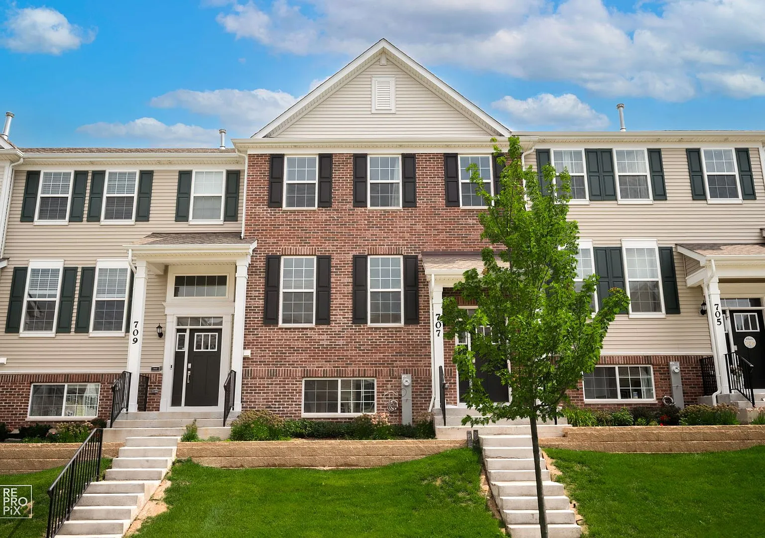 Gorgeous 3 Bedroom home in Heritage Park! — Photo 1