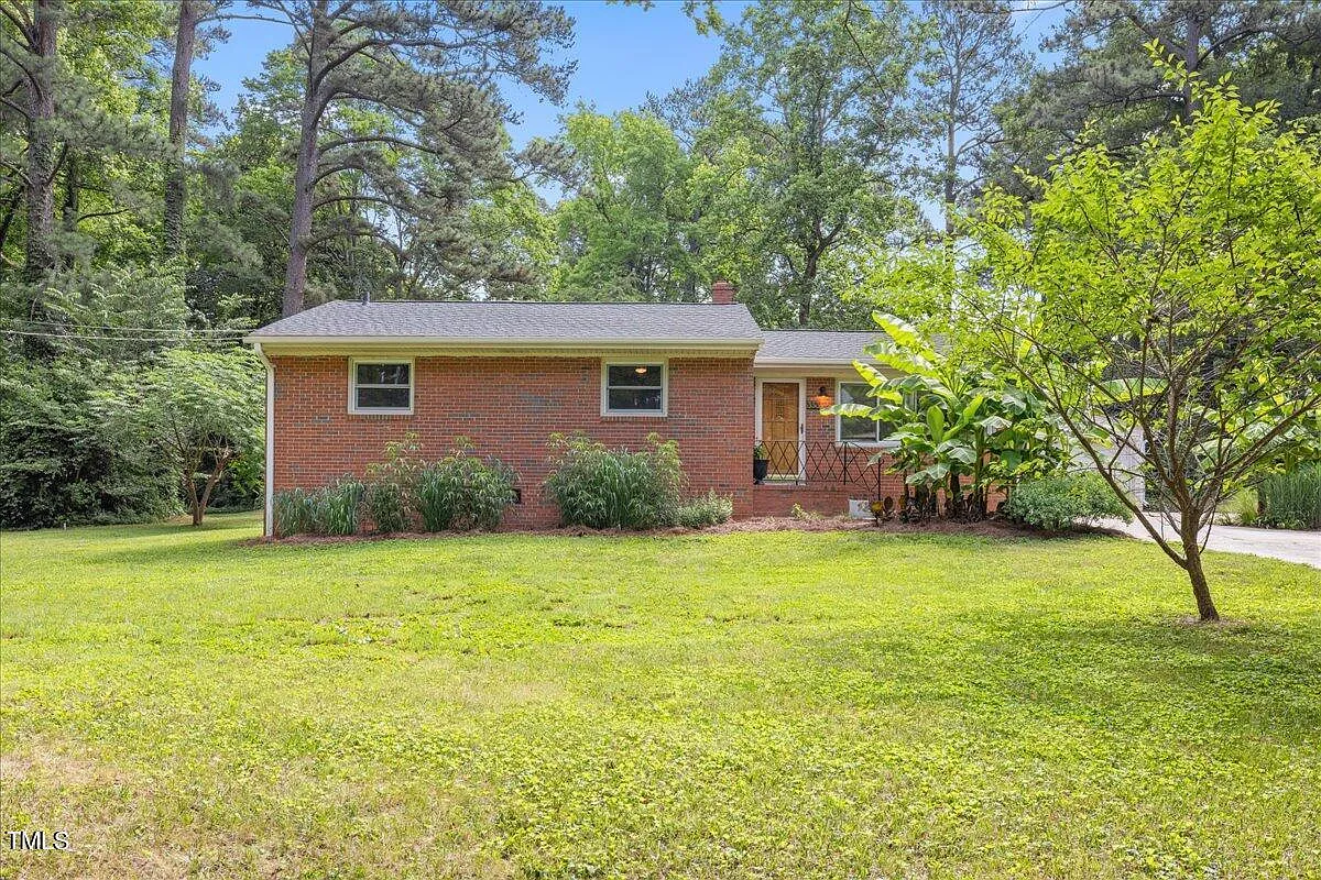 3 bed, 1.5 bath, 1227 sqft, $1,995 — Photo 1
