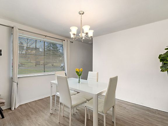 5th image of 402 College Park Dr