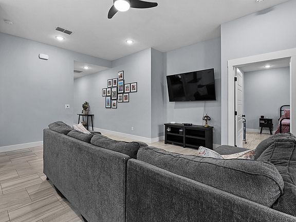 5th image of 727 Cove Pl