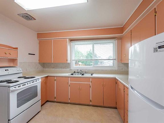 4th image of 104 E Fraser St