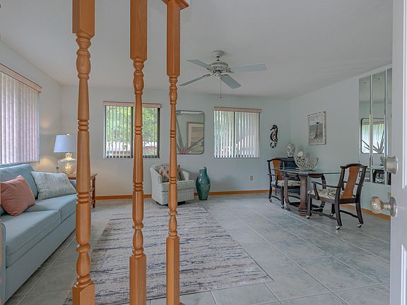 4th image of 15 Lakepoint Cir