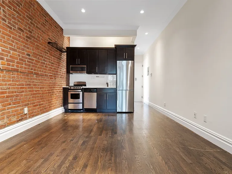 42 Sidney Pl #8 — Photo 1