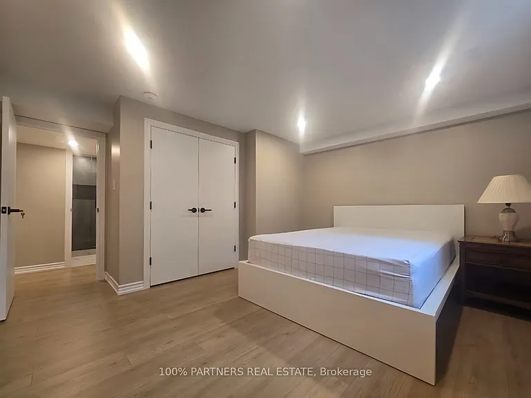244 Burbank Dr #BASEMENT — Photo 12