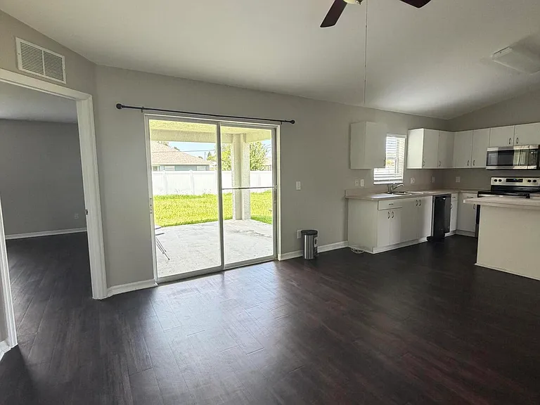 581 NW Goldcoast Ave — Photo 2