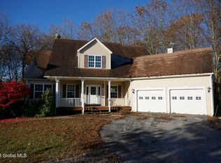 25 Suffolk Ln, Gansevoort, NY 12831