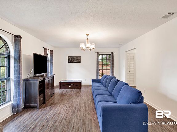 3rd image of 613 Ridgewood Dr
