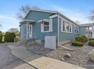 961 Village Ln, Jenison, MI 49428