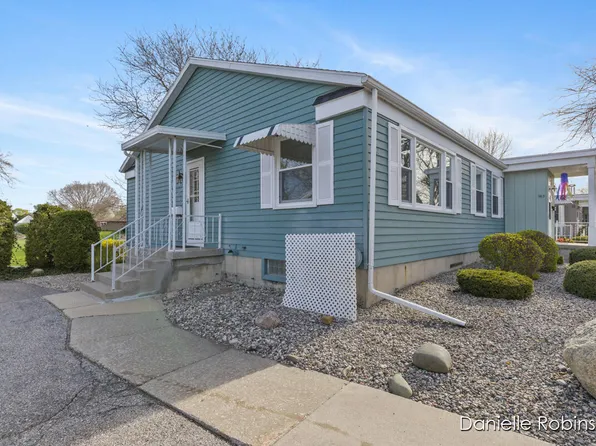 961 Village Ln, Jenison, MI 49428