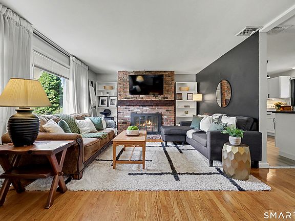 5th image of 12 Hillview Avenue