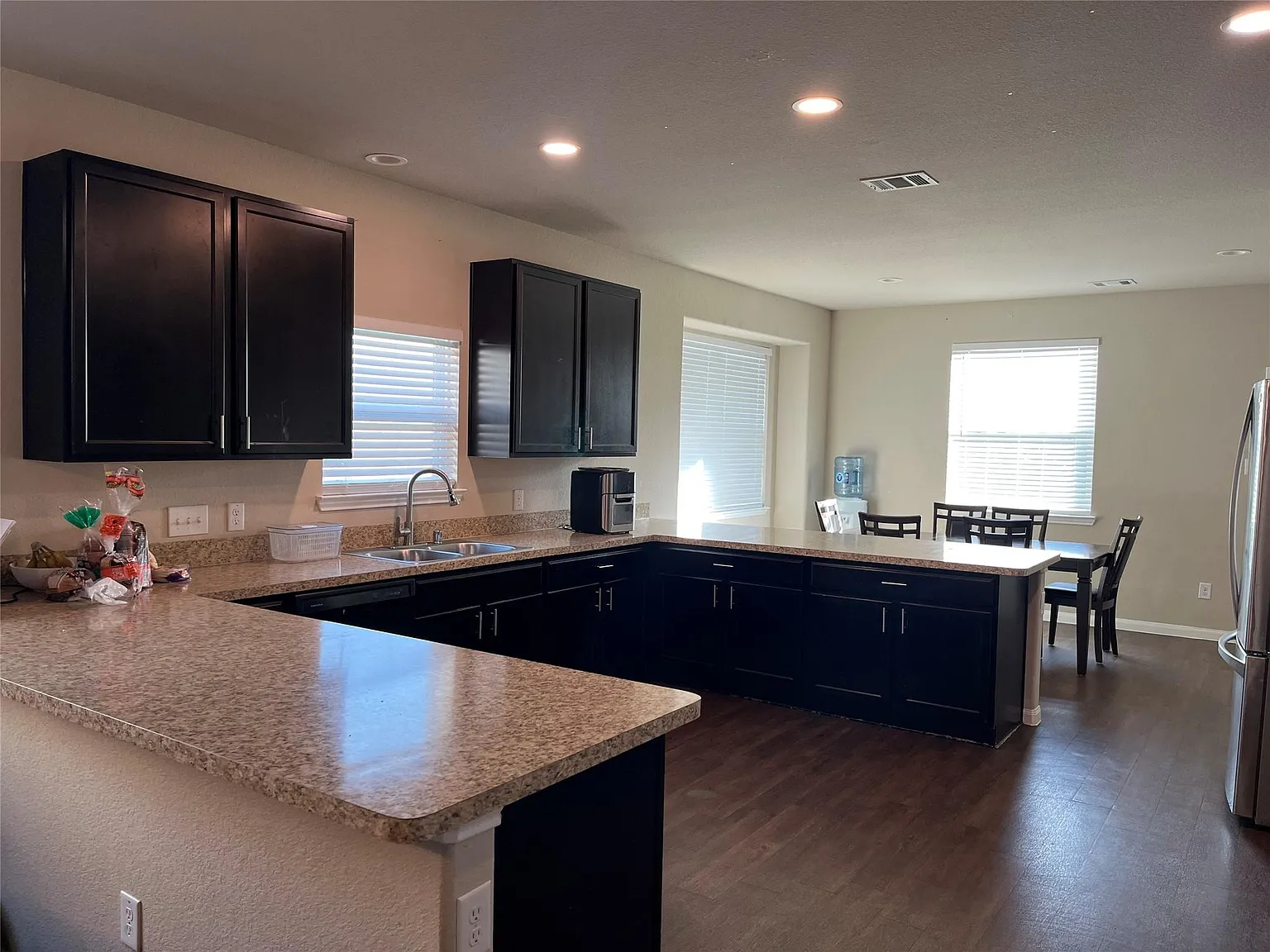5 bed, 2.5 bath, 2738 sqft, $2,700 — Photo 4