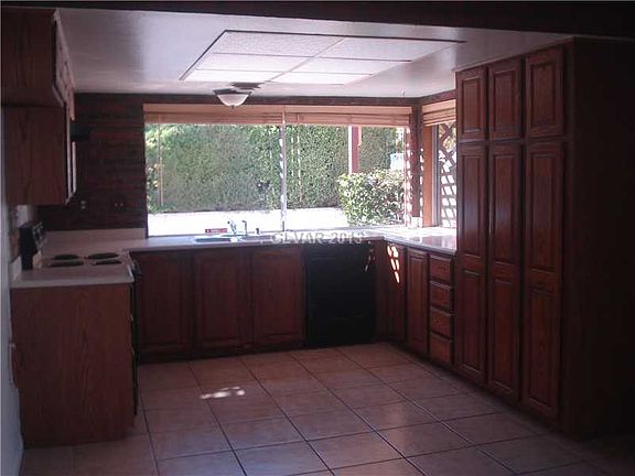 2nd image of 2712 Yardley St