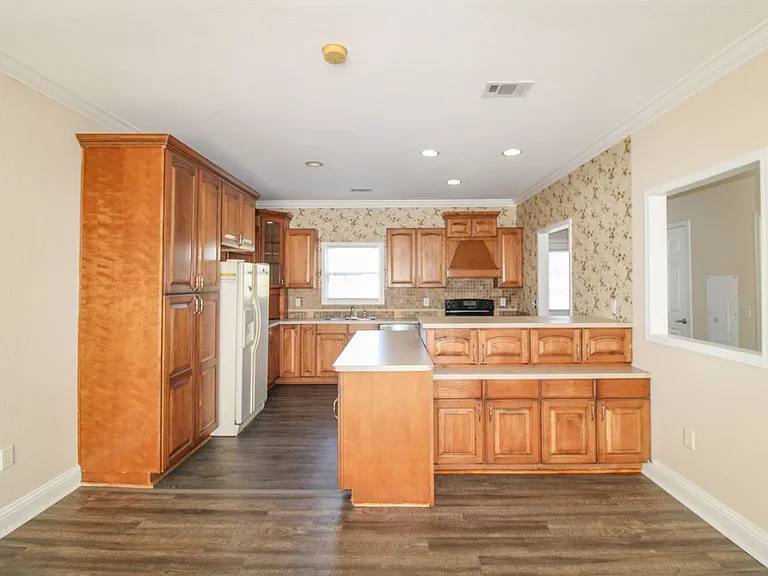 124 Meadows Ln — Photo 7