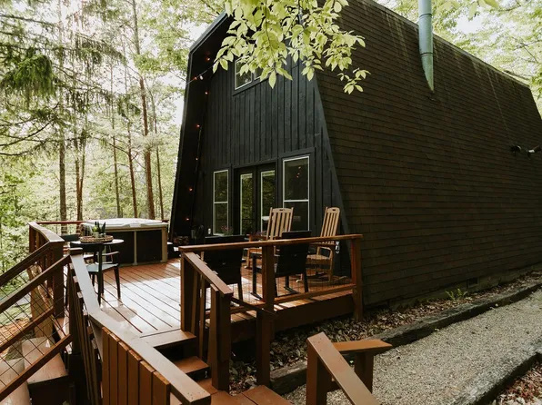 2032 Beach Front Dr, Sevierville, TN 37876