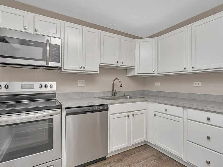 Lakeside Village Apartments — Photo 29