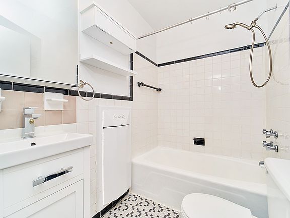 5th image of 400 W 45th St APT 4E
