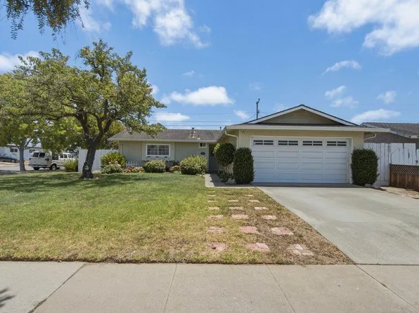 407 Pueblo Dr, Salinas, CA 93906
