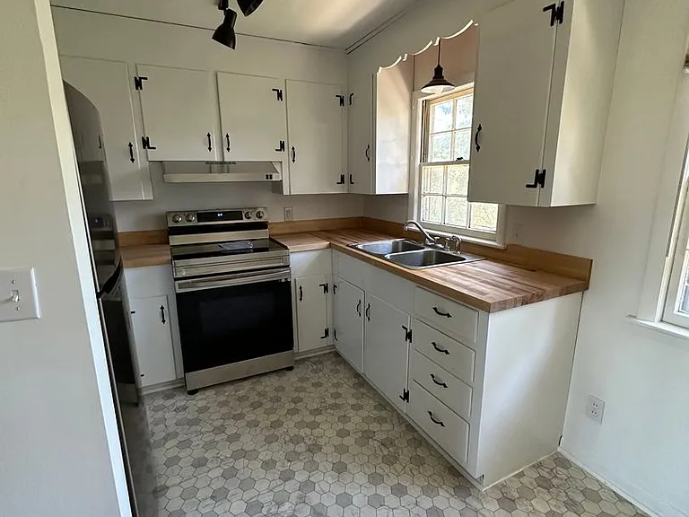 1200 Liggates Rd — Photo 2
