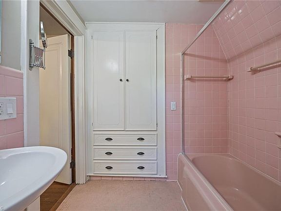 32nd image of 224 W Colonial Dr